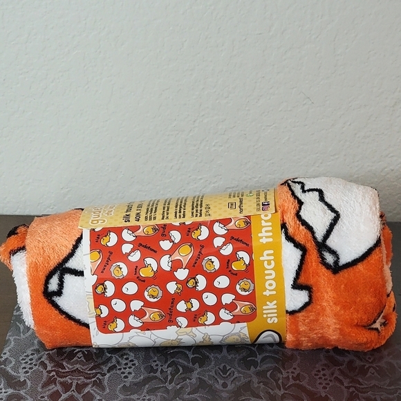 SANRIO GUDETAMA HELLO KITTY & FRIENDS PLUSH SILK  TOUCH THROW BLANKET - Picture 2 of 5